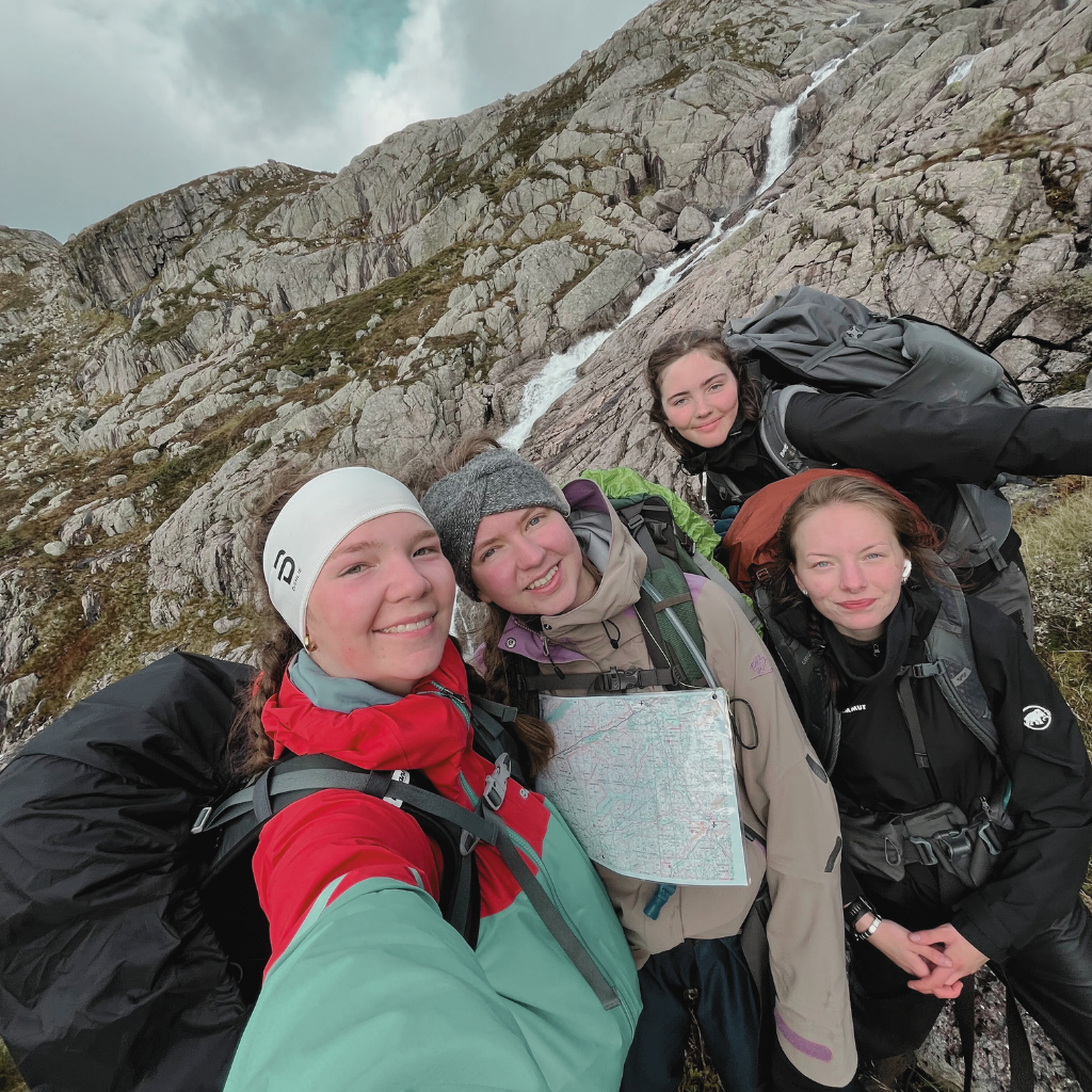 Fire elever ved Evje Folkehøgkole på fjelltur