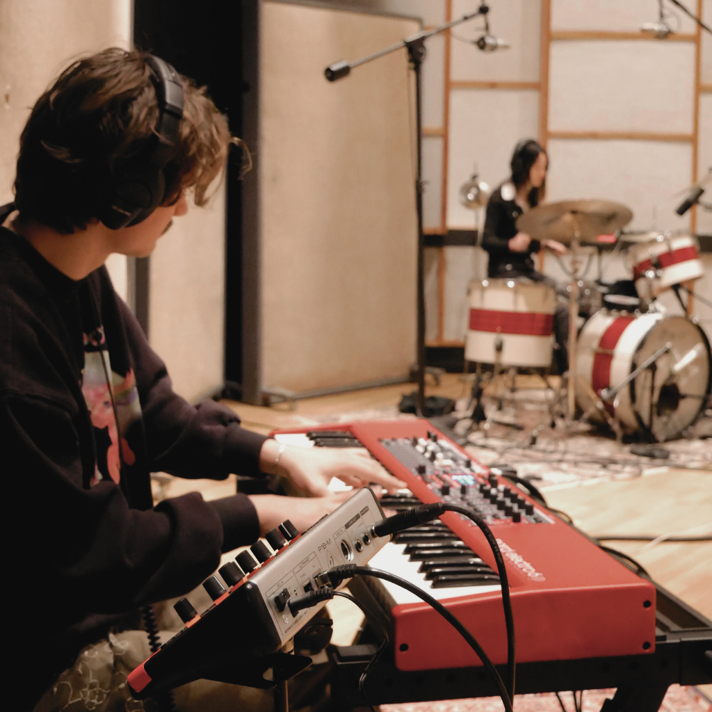 Elev ved Evje Folkehøgskole som spiller keyboard