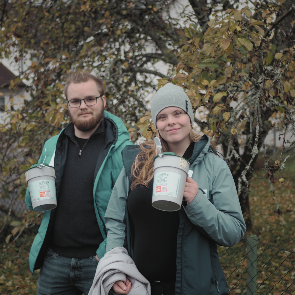 Elever ved Evje Folkehøgskole som samler inn penger til en veldedig organisasjon